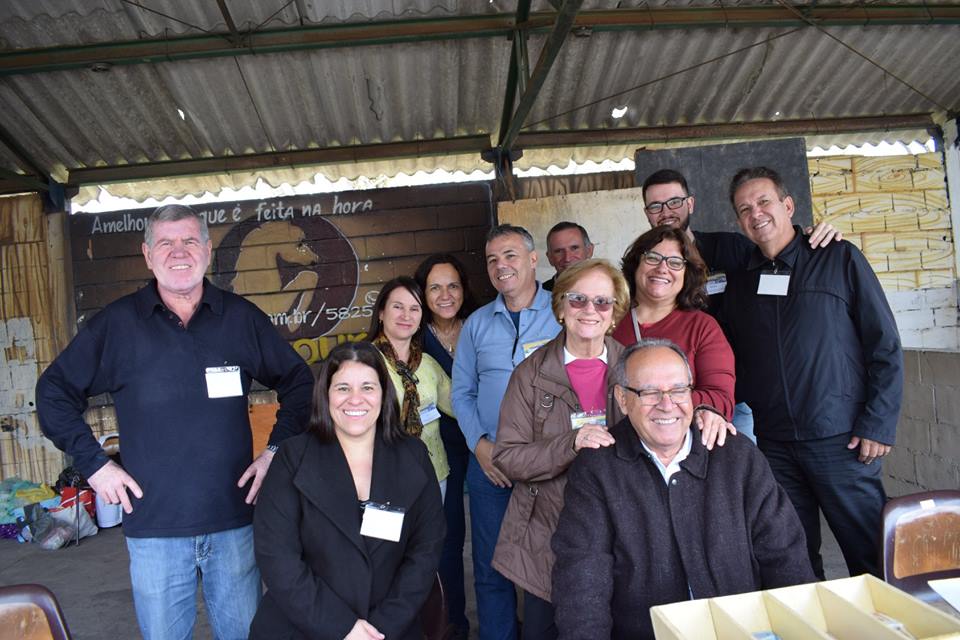 voluntários ( direita)