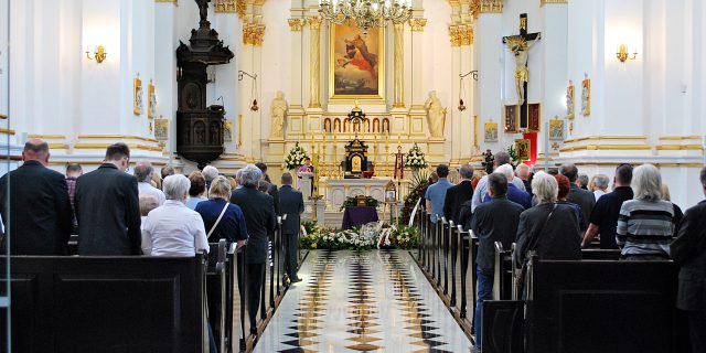 Wooden,Casket,At,A,Funeral,-,Funeral,Ceremony,In,Church