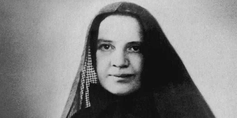 Madre Cabrini em preto e branco com véu sobre a cabeça.