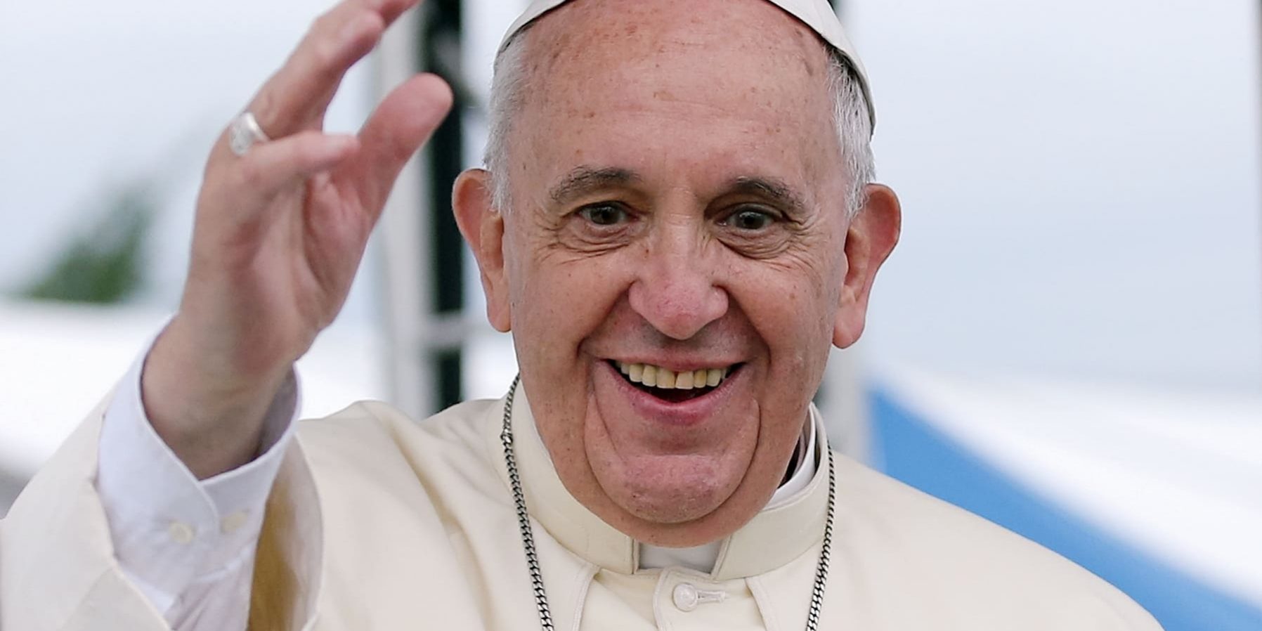 Papa Francisco acenando e sorrindo.
