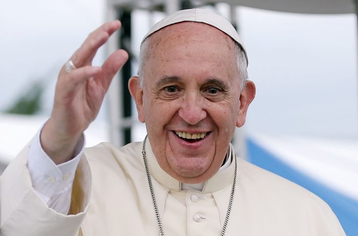 francisco Papa Francisco acenando e sorrindo.