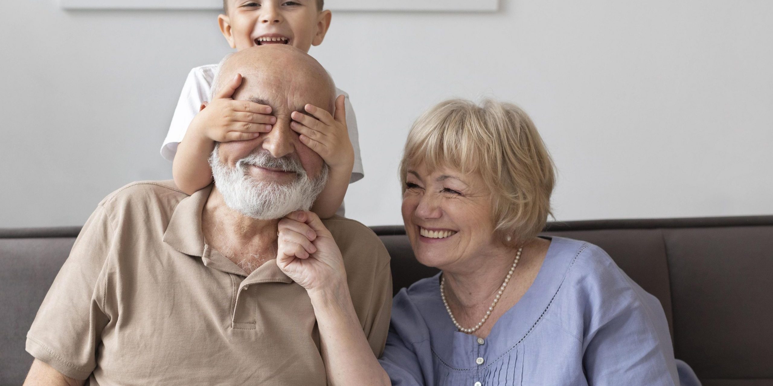 Casal de avós e neto.