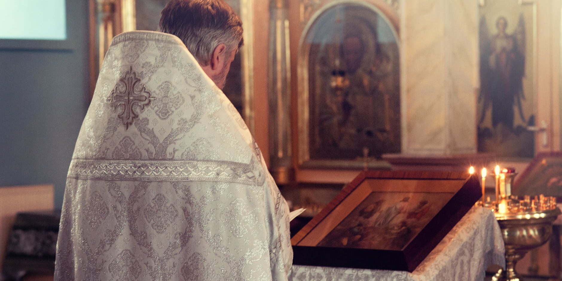 Padre visto de costas.