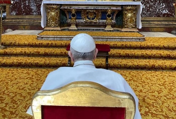 papa Papa, visto de costas, sendo em frente à imagem de Nossa Senhora.