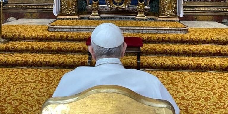 papa Papa, visto de costas, sendo em frente à imagem de Nossa Senhora.