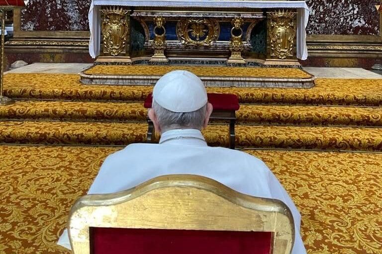 papa Papa, visto de costas, sendo em frente à imagem de Nossa Senhora.