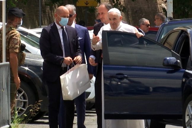 papa-chega-ao-vaticano-apos-cirurgia-Cristiano-Corvino_REUTERS-TV-via-REUTERS Papa, acompanhado de seguranças, saindo de um carro preto.