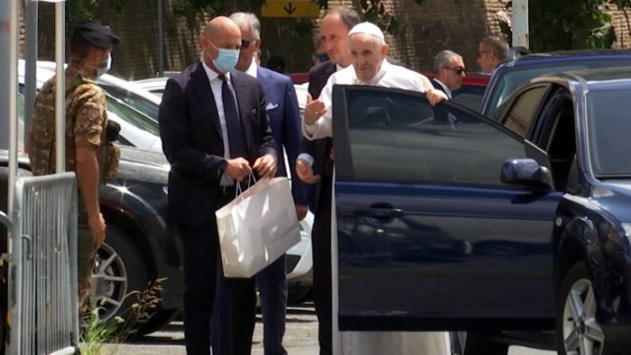 papa-chega-ao-vaticano-apos-cirurgia-Cristiano-Corvino_REUTERS-TV-via-REUTERS Papa, acompanhado de seguranças, saindo de um carro preto.