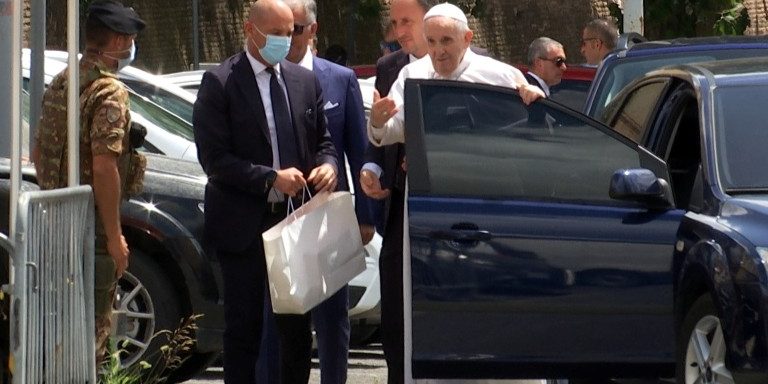 papa-chega-ao-vaticano-apos-cirurgia-Cristiano-Corvino_REUTERS-TV-via-REUTERS Papa, acompanhado de seguranças, saindo de um carro preto.