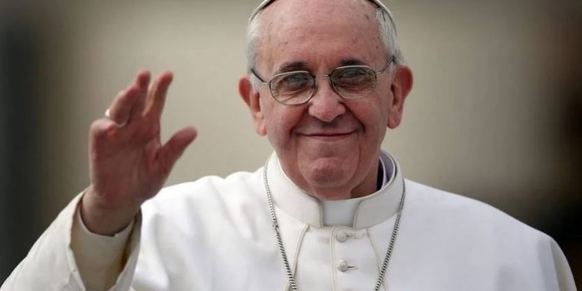 Papa Francisco sorrindo e acenando