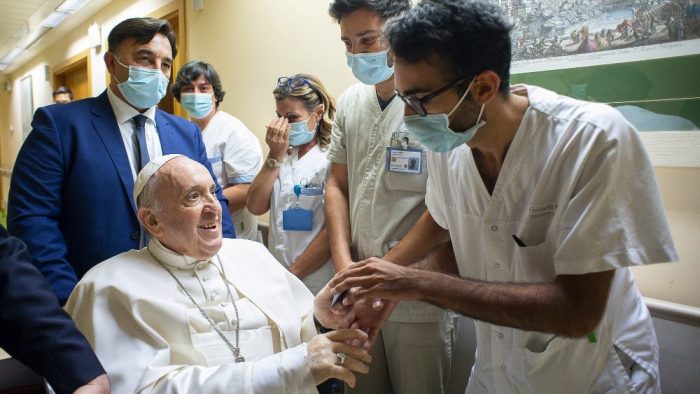 papa-gemelli Papa Francisco cumprimentando funcionários do Hospital Gemelli.