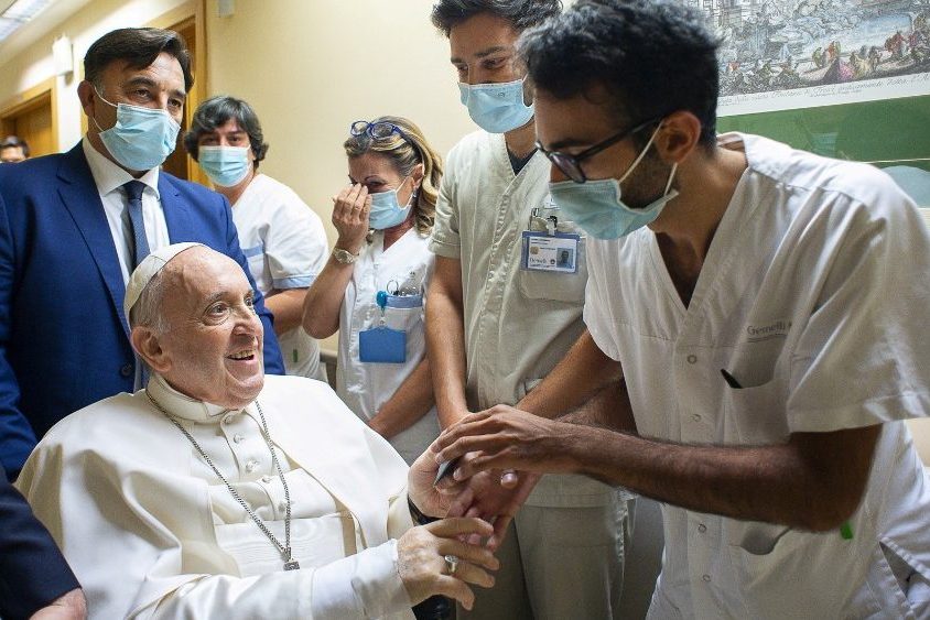 papa-gemelli Papa Francisco cumprimentando funcionários do Hospital Gemelli.
