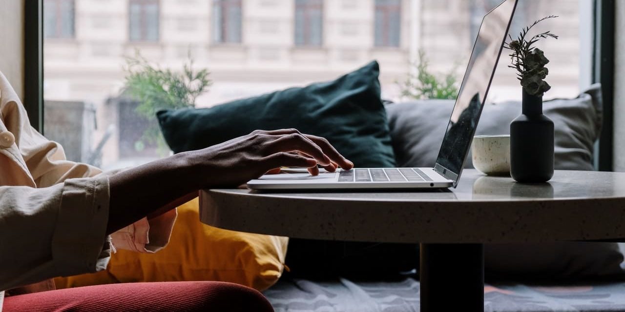 pexels-cottonbro-5054213 (1) Mulher digitando em notebook.