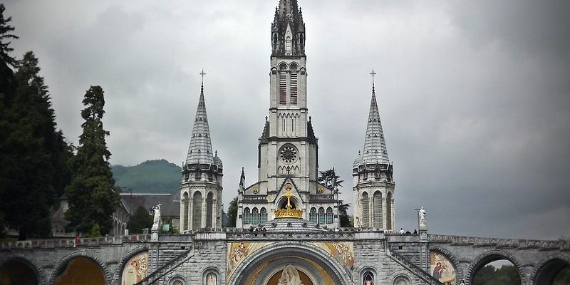 Frente do Santuário de Lourdes