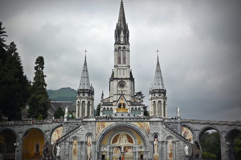 14443458994_926abea300_c Frente do Santuário de Lourdes