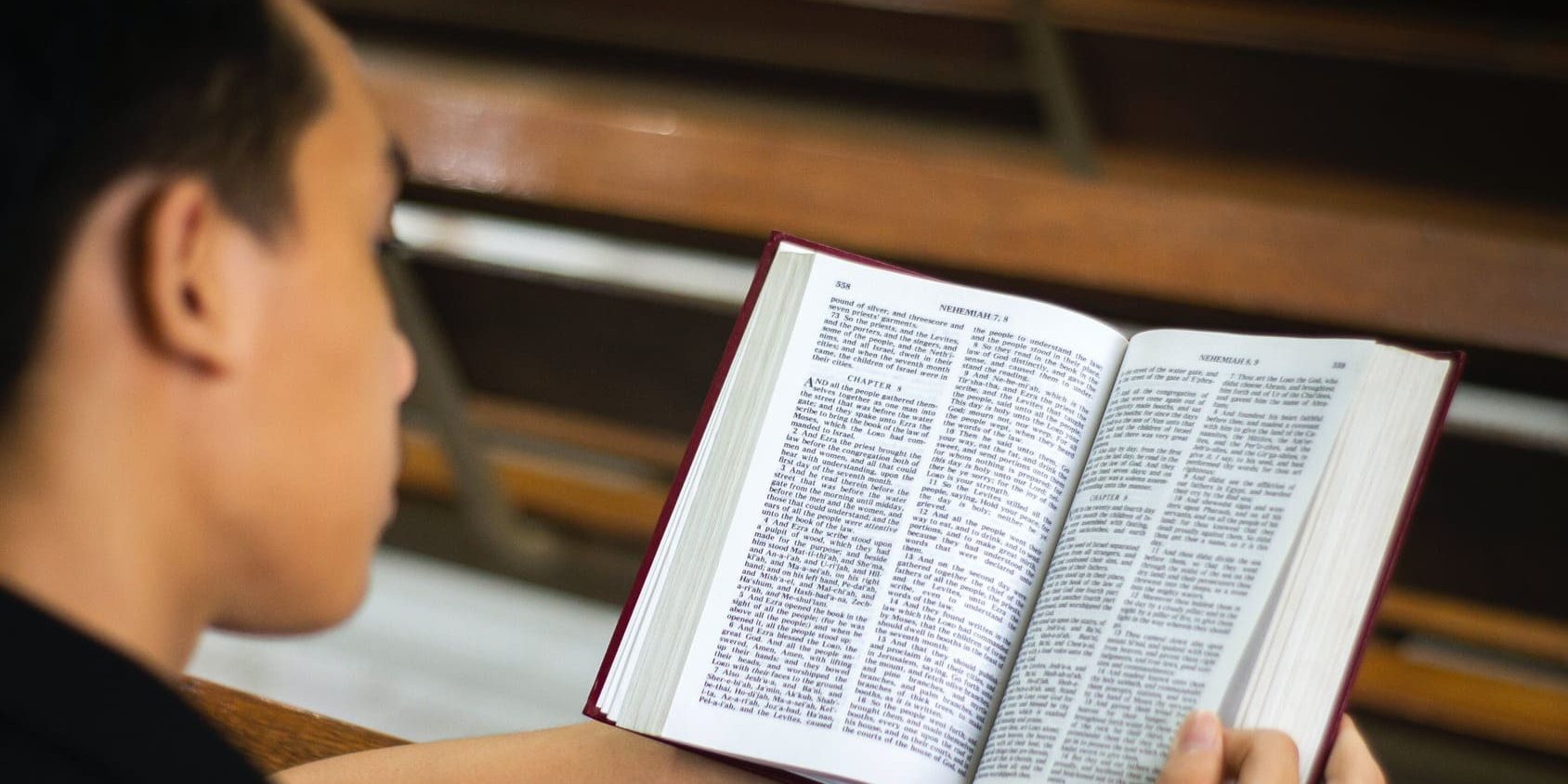 Homem lendo a Bíblia