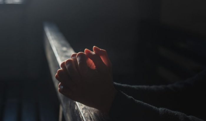 oracao Mãos em posição de oração.