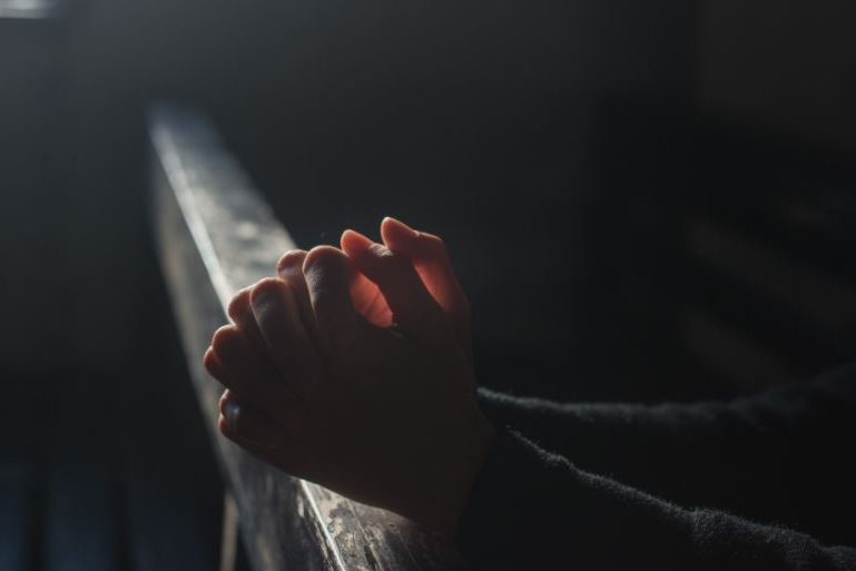 oracao Mãos em posição de oração.