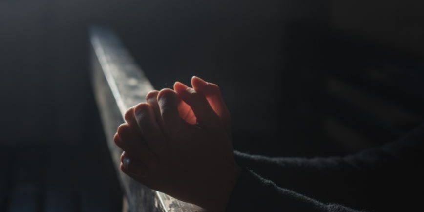 Mãos em posição de oração.