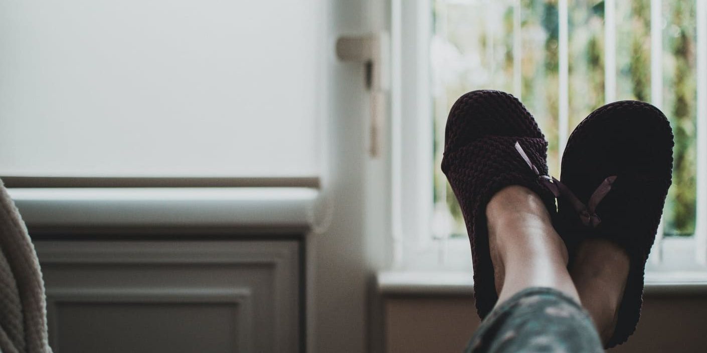 Pessoa sentada com os pés para cima