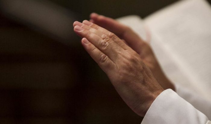 Mãos estendidas para abençoar