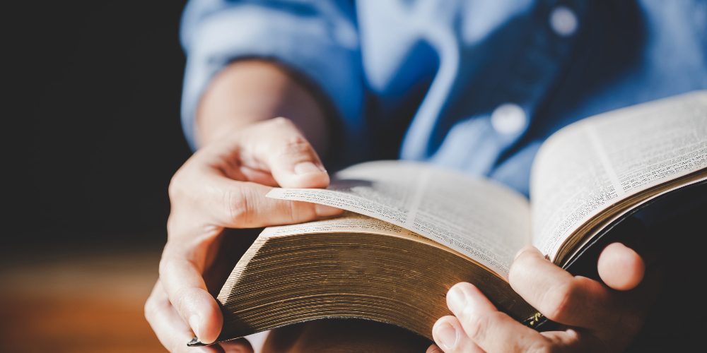 Pessoa lendo a Bíblia