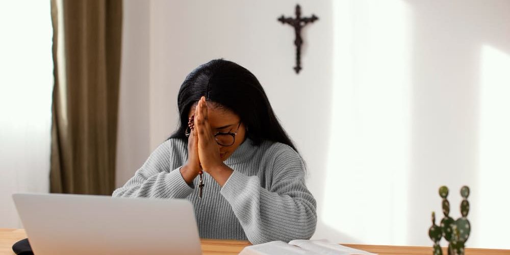 nossa-senhora-do-trabalho Mulher orando na frente do computador