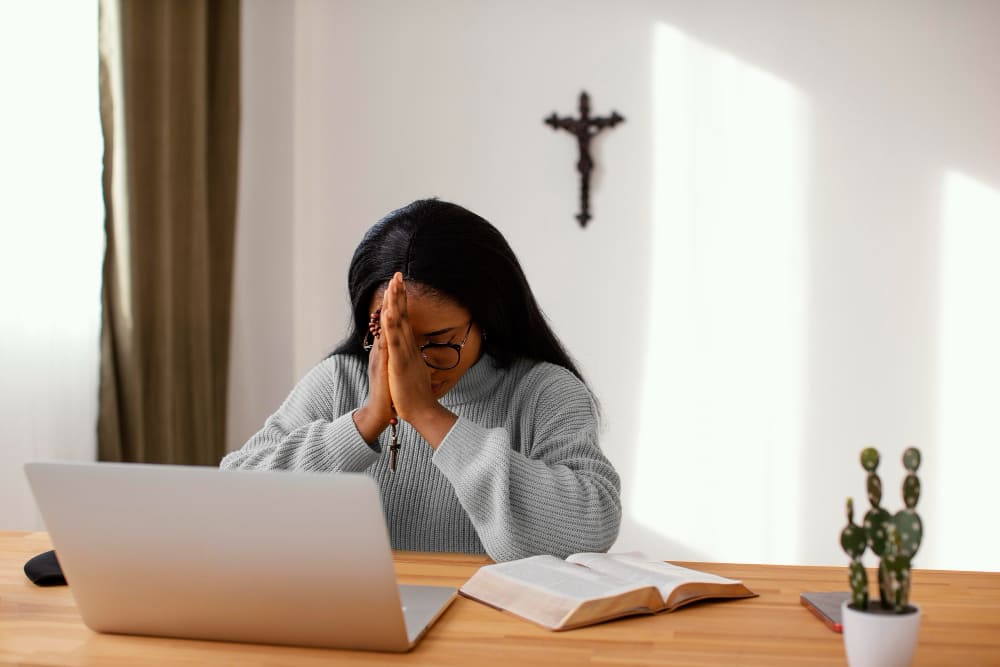 nossa-senhora-do-trabalho Mulher orando na frente do computador