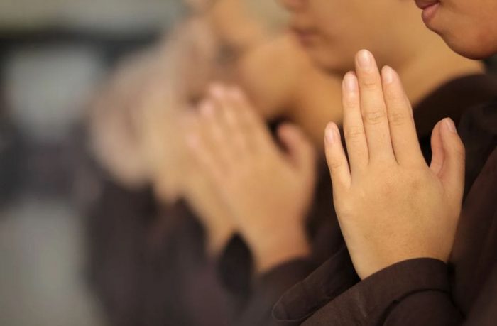 oracao (3) Pessoa com as mãos em gesto de oração