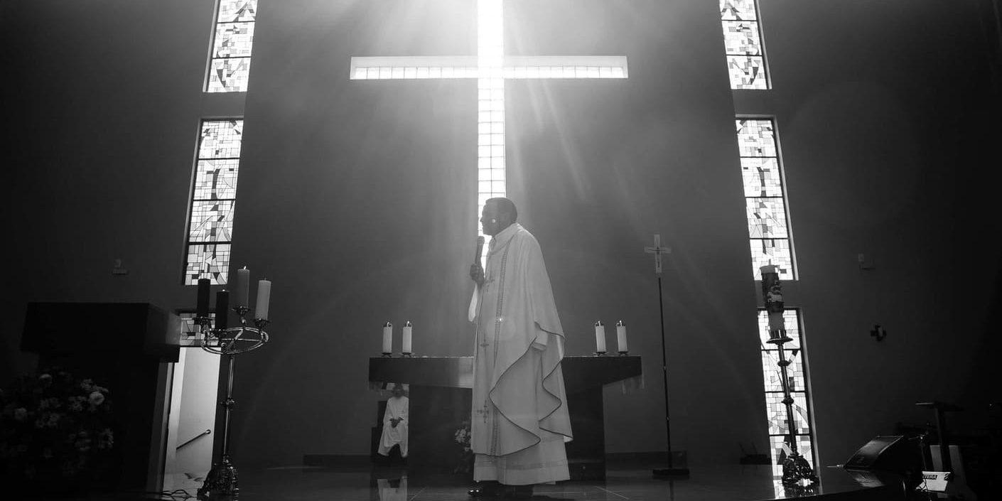 Padre celebrando uma Missa