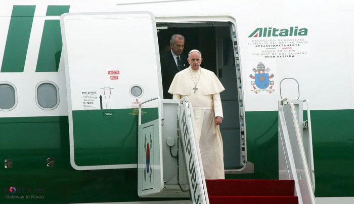 papa (1) Papa Francisco saindo de avião