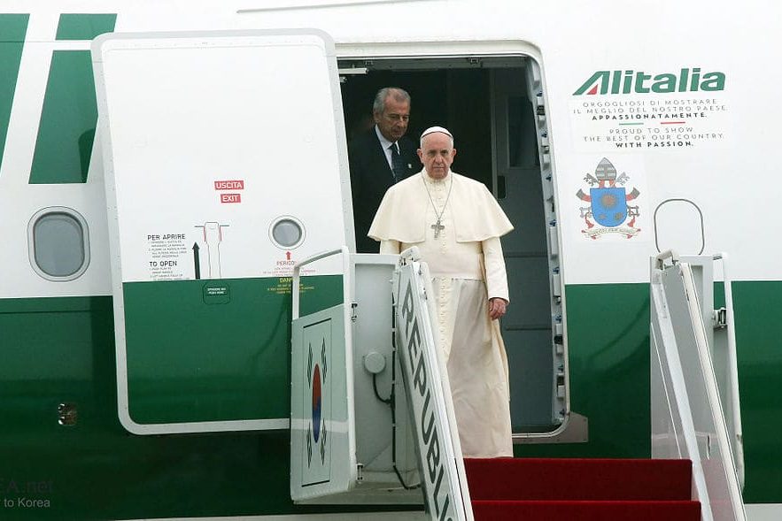 papa (1) Papa Francisco saindo de avião
