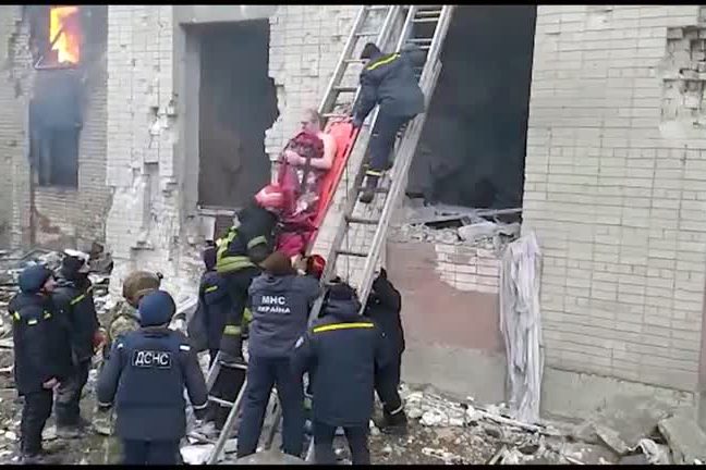 Firefighters rescue residents from building fire in Chernihiv