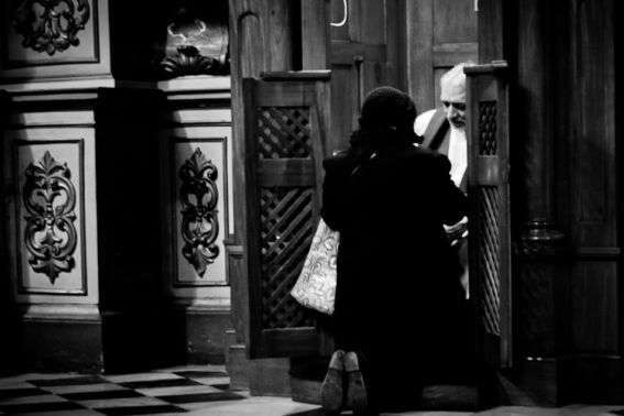 ConfesionMujer_FlickrHernanPineraCC-BY-SA-2.0_230316