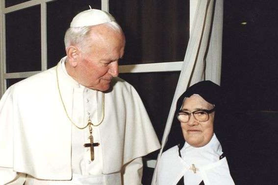 Irma_Lucia_Joao_Paulo_II