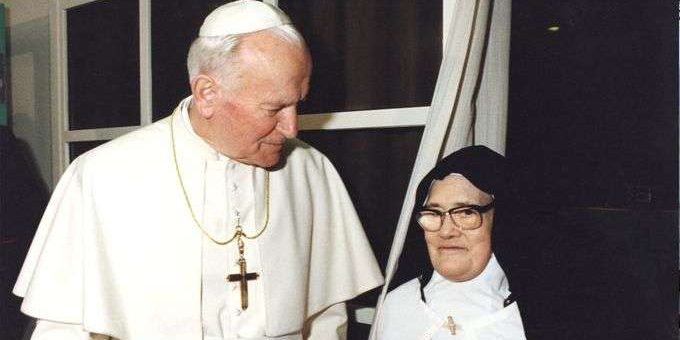 Irma_Lucia_Joao_Paulo_II