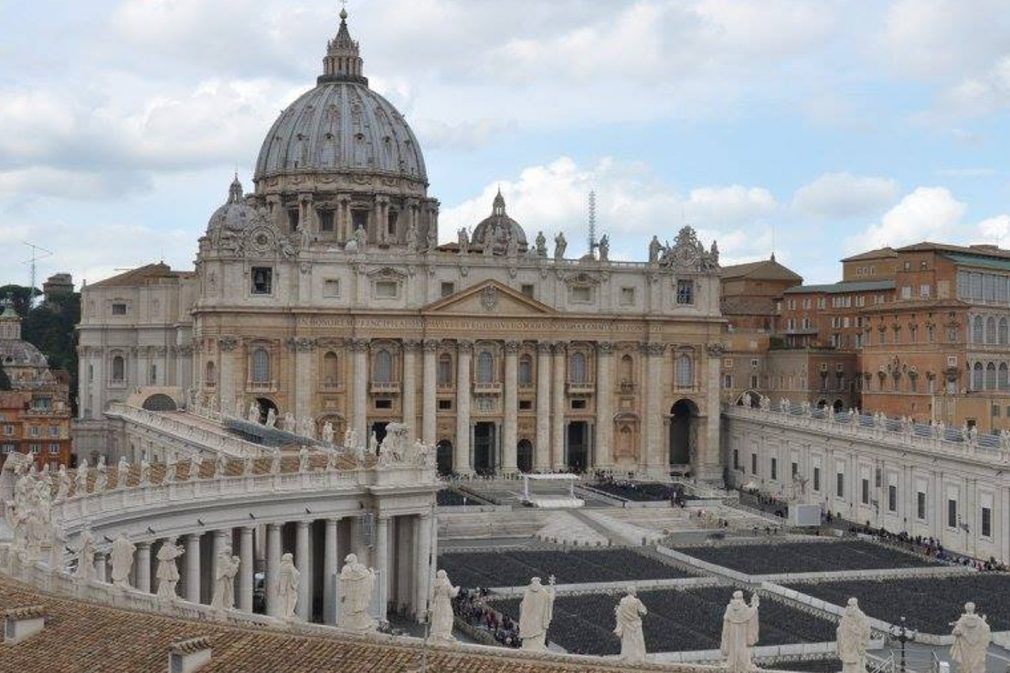 praca-sao-pedro-igreja-catolica-arquivo-cn