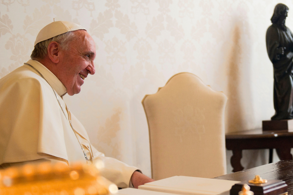 papa-biblioteca-apostolica_ABACA-via-Reuters-1536×864