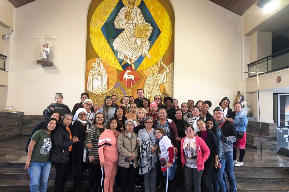 Visitantes e Padre Alberto Gambarini no interior do Santuário Nossa Senhora dos Prazeres e Divina Misericórdia.