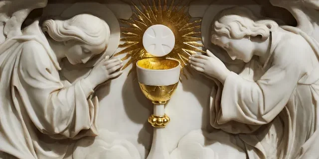 eucharystia-boze-cialo-shutterstock_1875721171