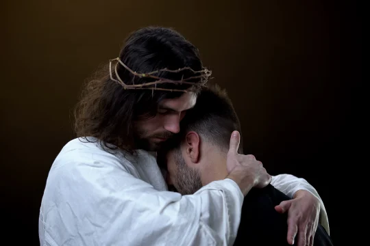 Salvador-en-corona-de-tronos-abrazando-a-hombres-desesperados-paz-religiosa-perdon-shutterstock_1492463657