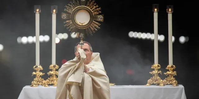 Eucharistic-Adoration-prayer-September-12-2023-Antoine-Mekary-ALETEIA-AM_0227