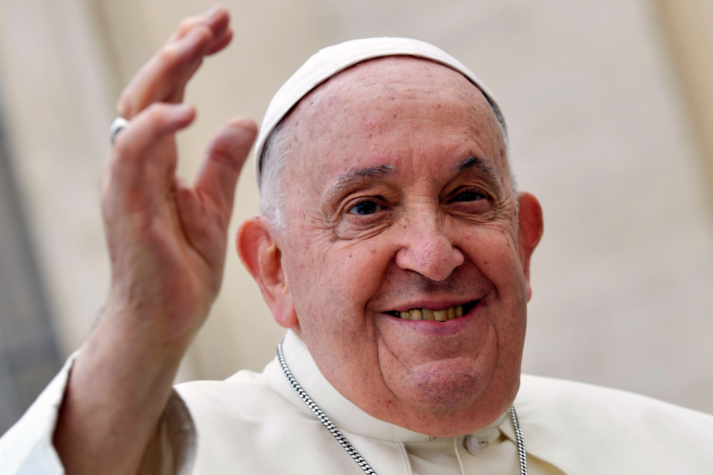 papa-francisco-acenando-Vatican-Media-Hans-Lucas-via-Reuters-1536×864