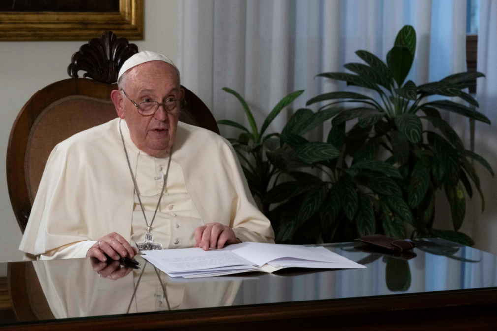 Papa-Francisco-sentado-messa-Vatican-MediaIPASipa-USA-via-Reuters-1536×864