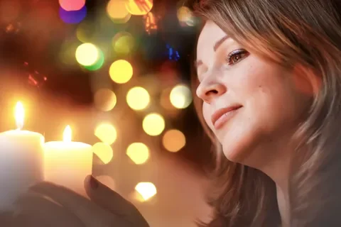 WEB3-WOMAN-CHRISTMAS-CANDLES-SMILE-LIGHTS-shutterstock_211836604