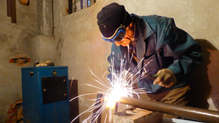 homem-soldador-trabalho-_-foto-Kemal-Kozbaev-via-Unsplash-1536×864