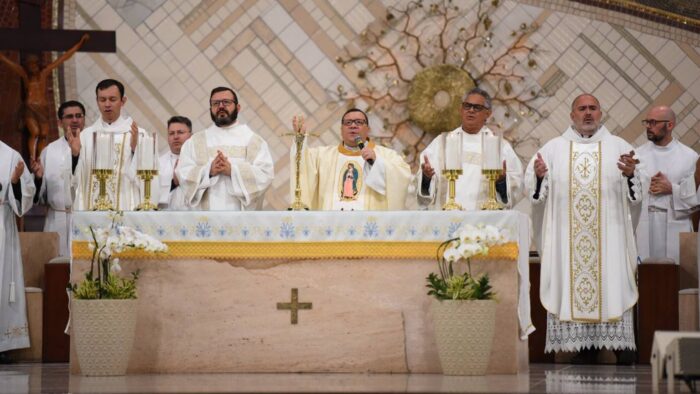 padre-wagner-missa-1-ano-padre-jonas-Larissa-Ferreira-1536×864