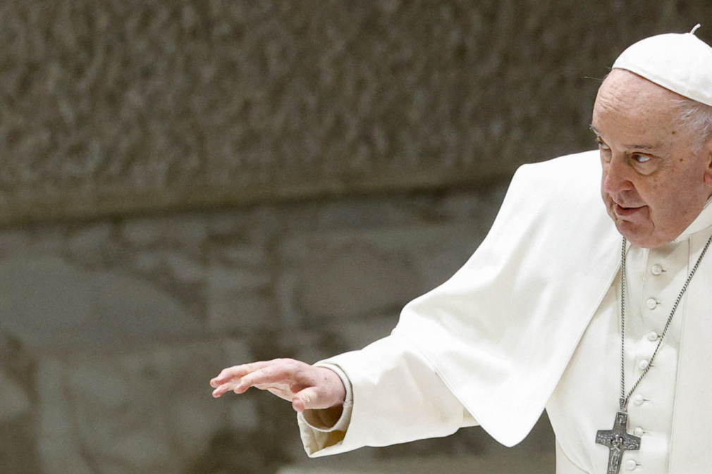 papa-francisco-foto-neutra-mao-estendida-serio-_-foto-REUTERS-Guglielmo-Mangiapane-1536×864