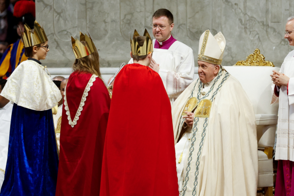 criancas-reis-magos-cantores-da-estrela-papa-francisco-missa-solenidade-santa-maria-mae-de-eus-2024-_-foto-REUTERS-Remo-Casilli-1536×864