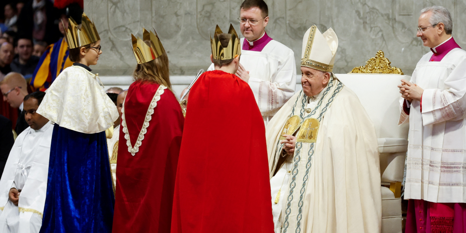 criancas-reis-magos-cantores-da-estrela-papa-francisco-missa-solenidade-santa-maria-mae-de-eus-2024-_-foto-REUTERS-Remo-Casilli-1536×864